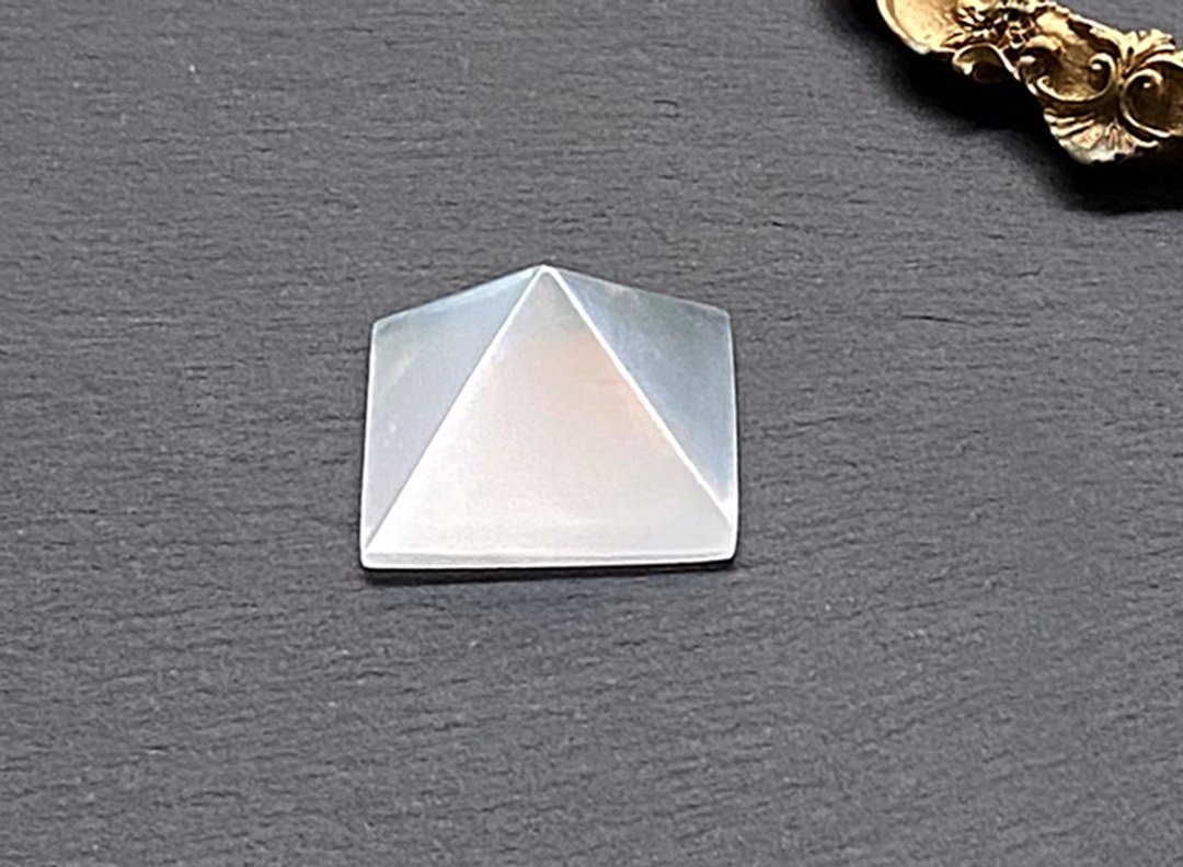 能量摆件-高频率透石膏能量小金字塔 净化 冥想 疗愈 平衡脉轮 - 其他 - 水晶 白色