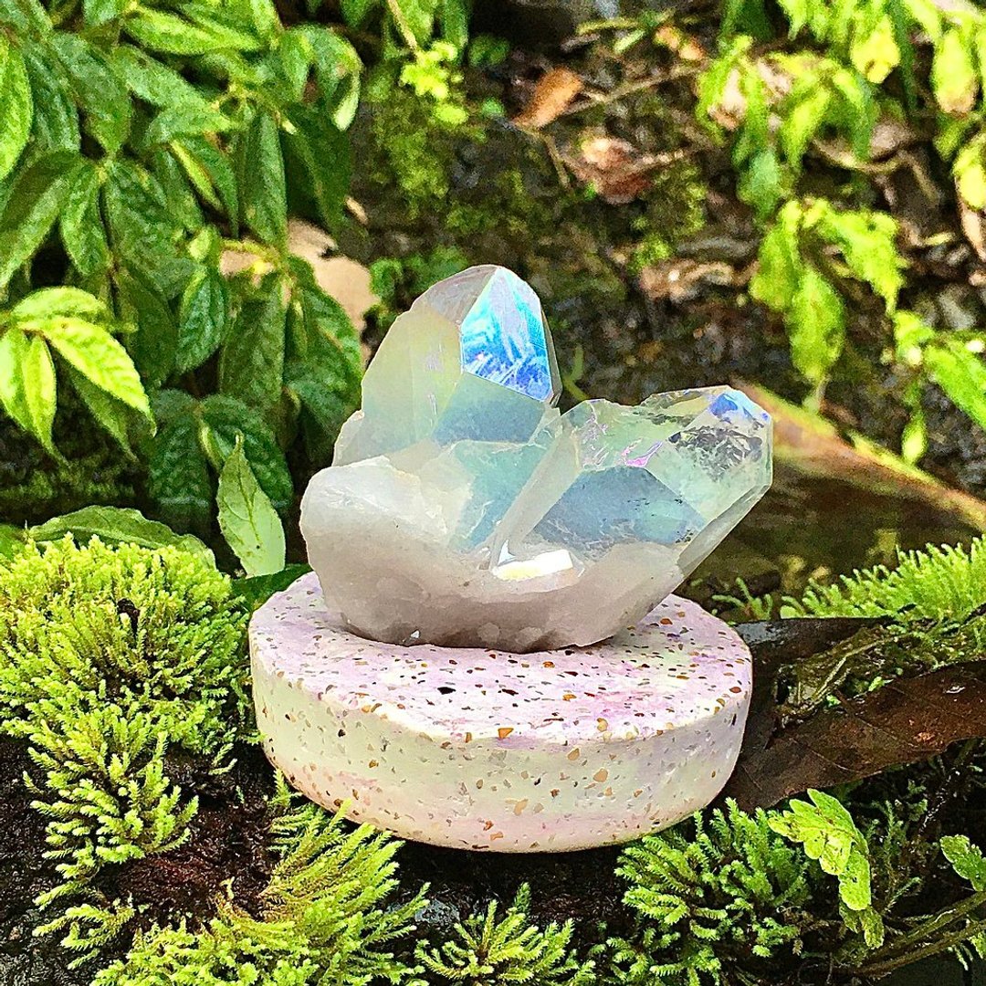 甜甜的梦 - 天使光环水晶Angel Aura Quartz 含磨石底座 - 摆饰 - 水晶 多色