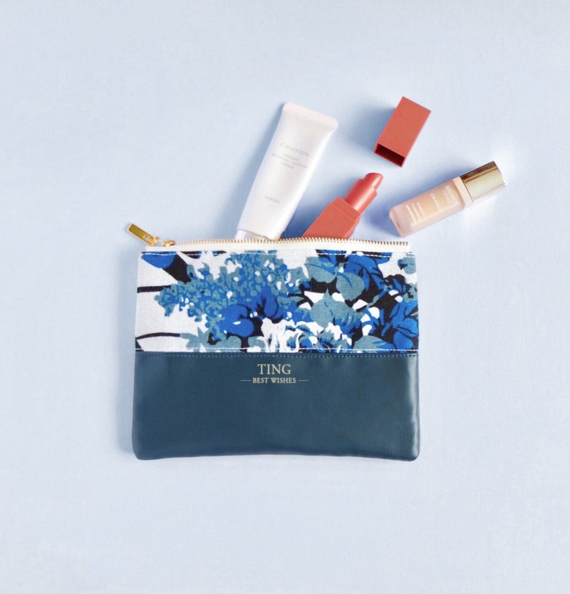 【独家订制】 烫金 名字 姓名 皮革拼接化妆包 - 化妆包/杂物包 - 棉．麻 蓝色