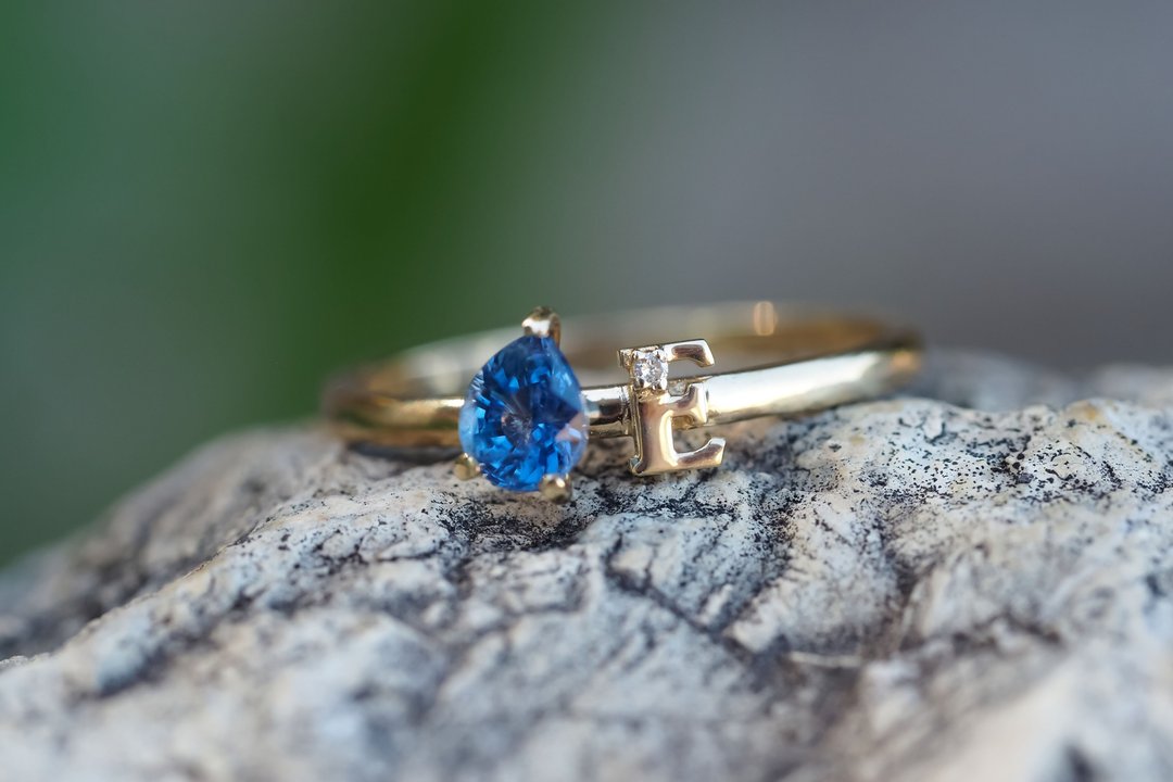 14k gold letter ring with sapphire and diamonds - 戒指 - 贵金属 金色