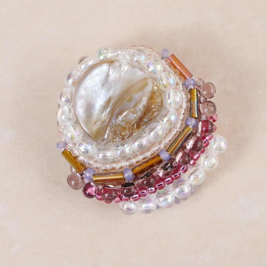 Very light talkative brooch6 Beaded embroidery brooch Colorful shell - 胸针 - 其他材质 多色