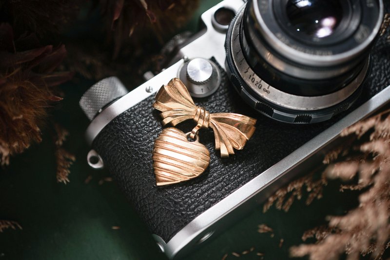 【老饰品/西洋老件】美国AVON祖母我爱你蝴蝶结爱心古着胸针 - 胸针 - 其他金属 金色