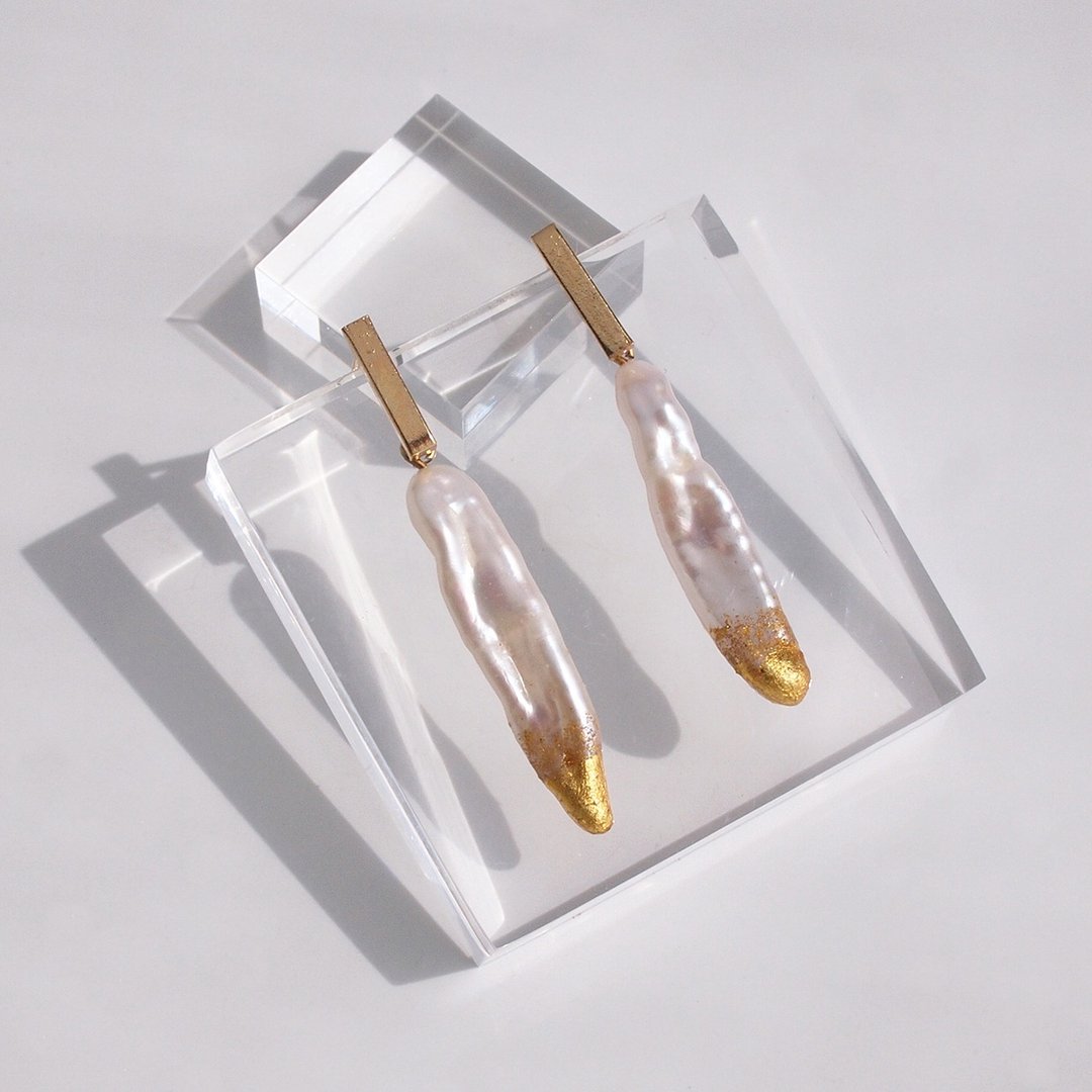 【稀有・限量】长条形珍珠 × 金箔 垂坠长耳环 个性巴洛克珍珠 不锈钢 18KGP - 耳环/耳夹 - 珍珠 白色