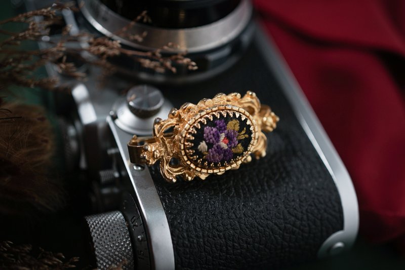 【古董饰品/西洋老件】VINTAGE古典刺绣紫色花朵古着丝巾夹 - 胸针 - 其他金属 金色