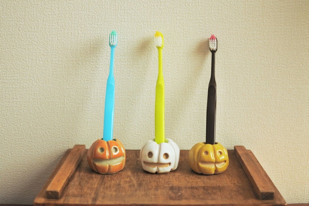 Pumpkin toothbrush fresh orange (on the left) - 花瓶/陶器 - 陶 橘色