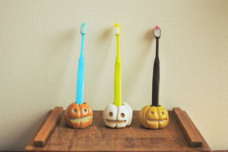 Pumpkin toothbrush fresh orange (on the left) - 花瓶/陶器 - 陶 橘色