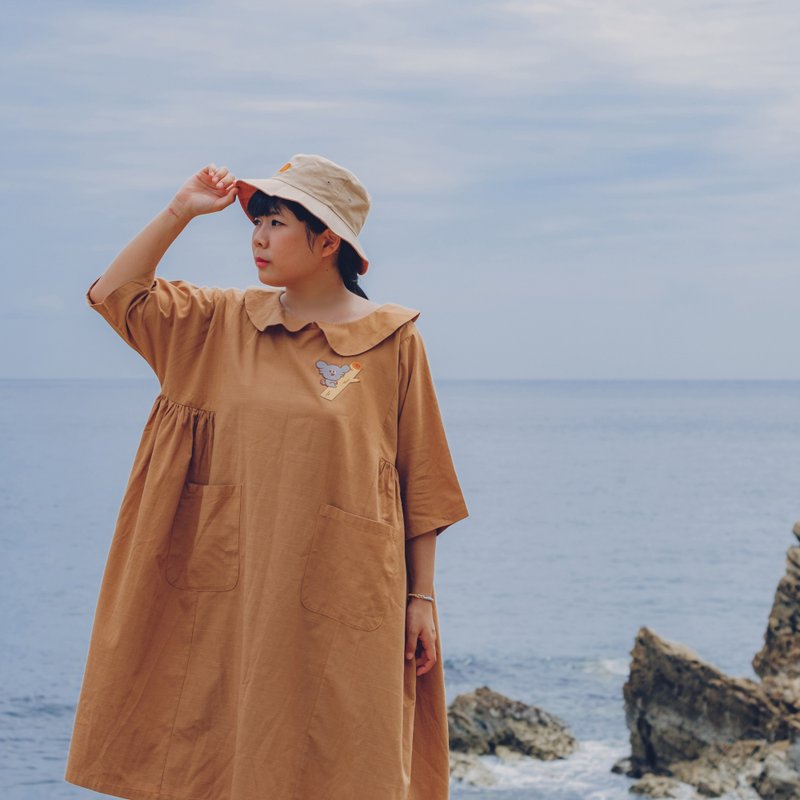 刺绣宽松棉麻洋装 无尾熊 - 洋装/连衣裙 - 棉．麻 咖啡色