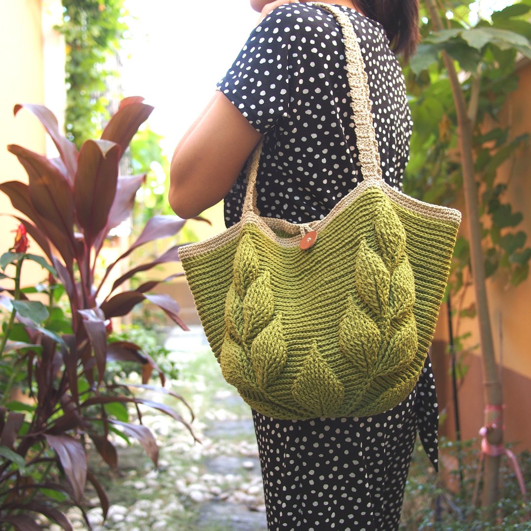 Handmade Crochet Tote Bag Leaf Embossed Minimalist Style, Forest Green Color - 手提包/手提袋 - 其他材质 绿色