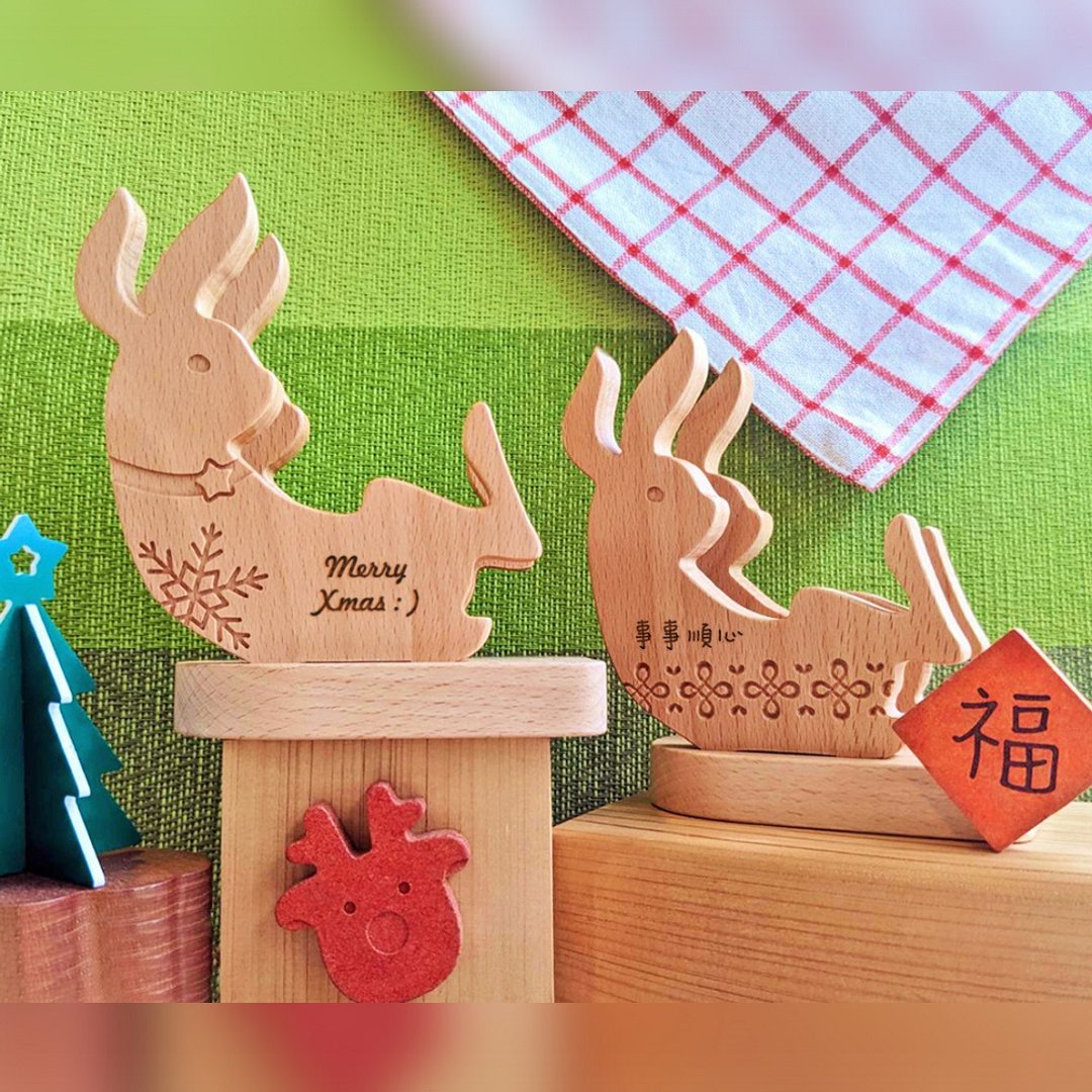 节庆兔兔原木手机座/名片架 - 定制化刻字 - 手机座/防尘塞 - 木头 咖啡色