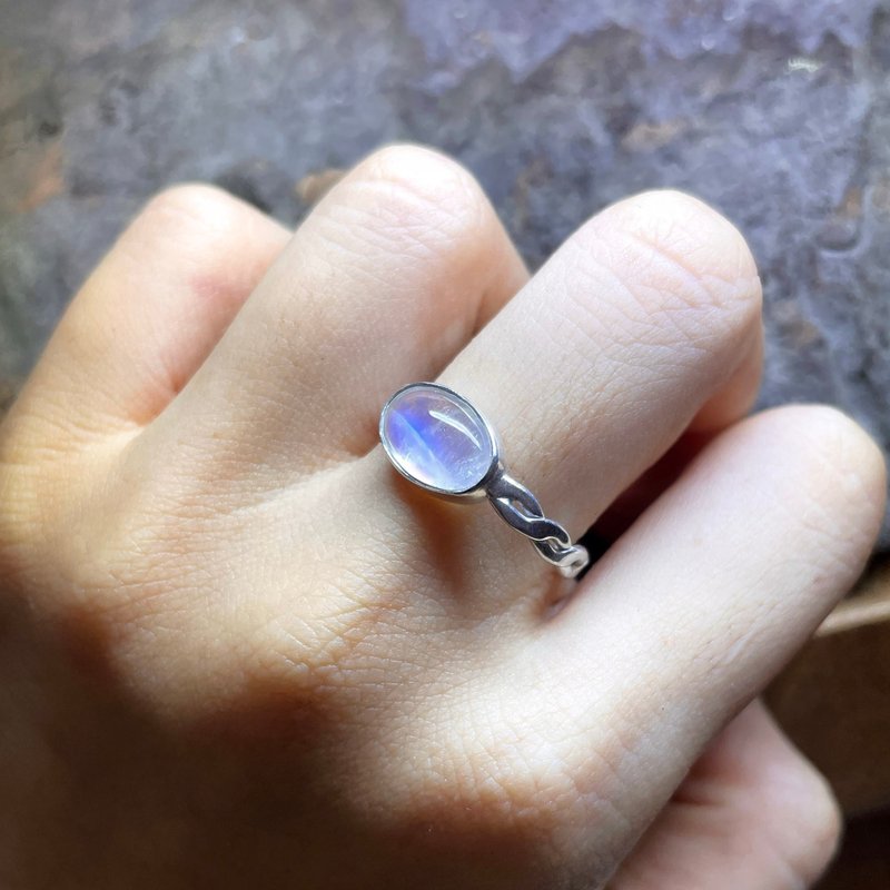 Blue Eye - 手工银戒 蓝光月光石 纯银编织 / 公制围 11 号 - 戒指 - 纯银 蓝色