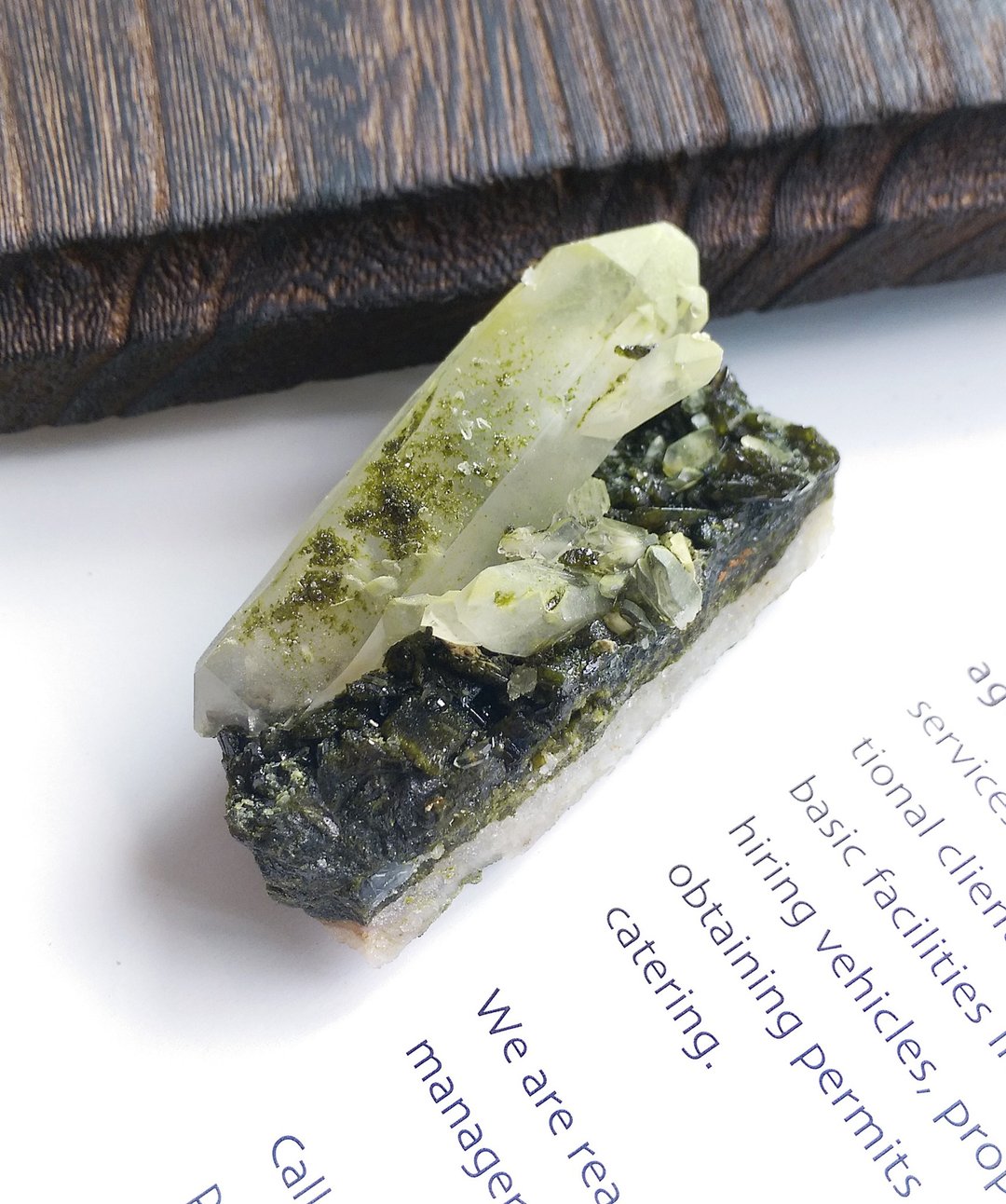 Epidote  四川产地 绿帘石 水晶共生矿 花园水晶 天然矿石 原矿 - 摆饰 - 其他材质 