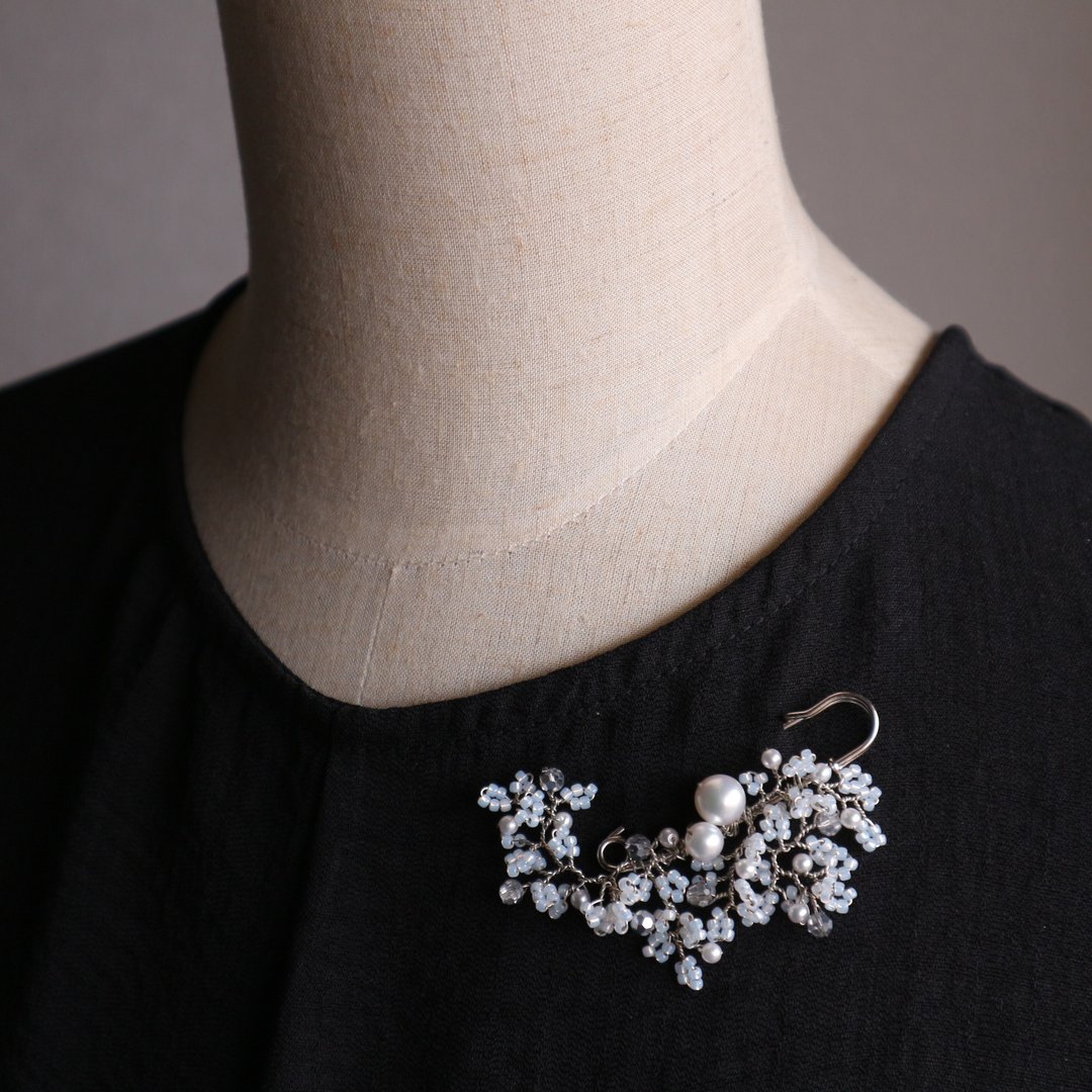 Beaded Flower Brooch (white01) - 胸针 - 玻璃 白色