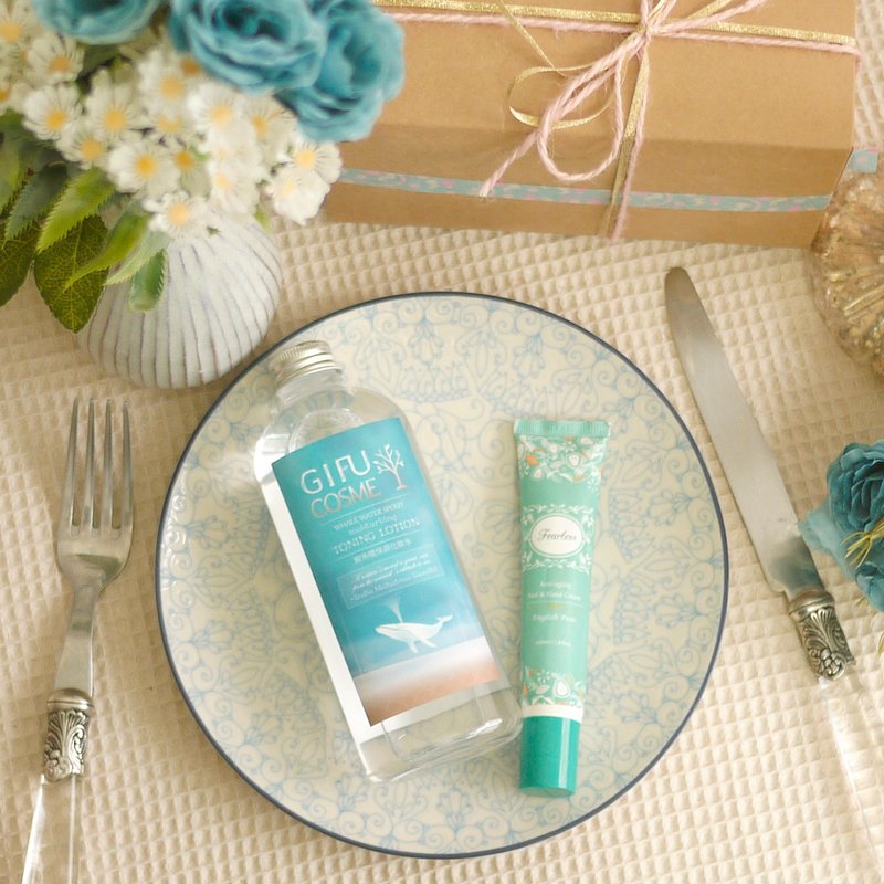 < 交换礼物 年节礼物 > 甜蜜新年礼盒 _ 保湿化妆水+抗老防晒护手霜 免费包装 - 防晒 - 其他材质 粉红色