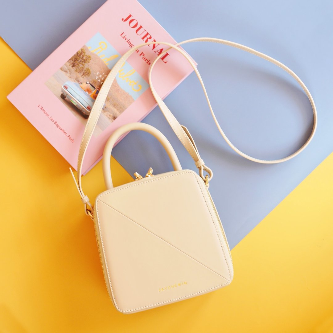 真皮斜背包 Butter Cross-body Bag / Vanilla 香草色 - 侧背包/斜挎包 - 真皮 黄色