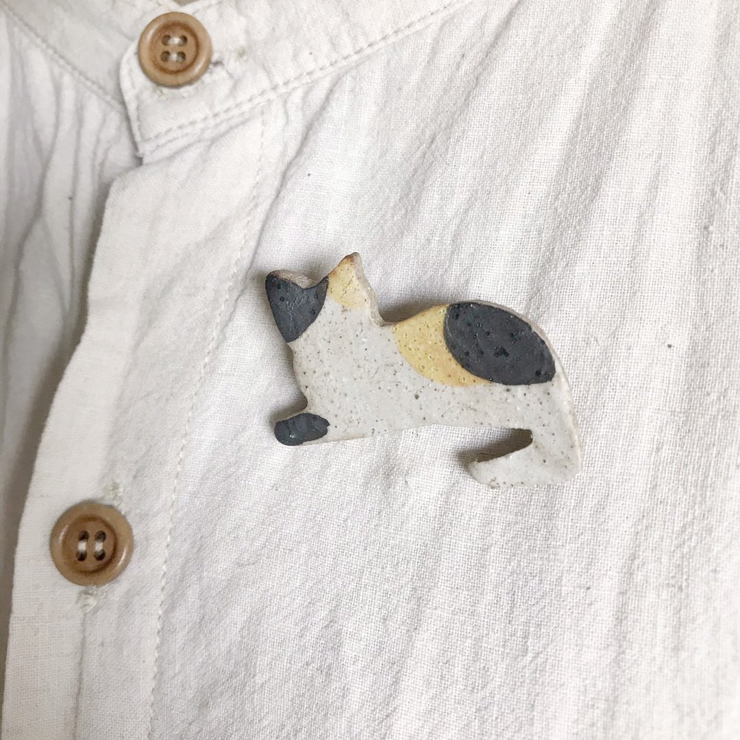 lucky cat  Three color  / ceramic brooch / handmade - 胸针 - 陶 咖啡色