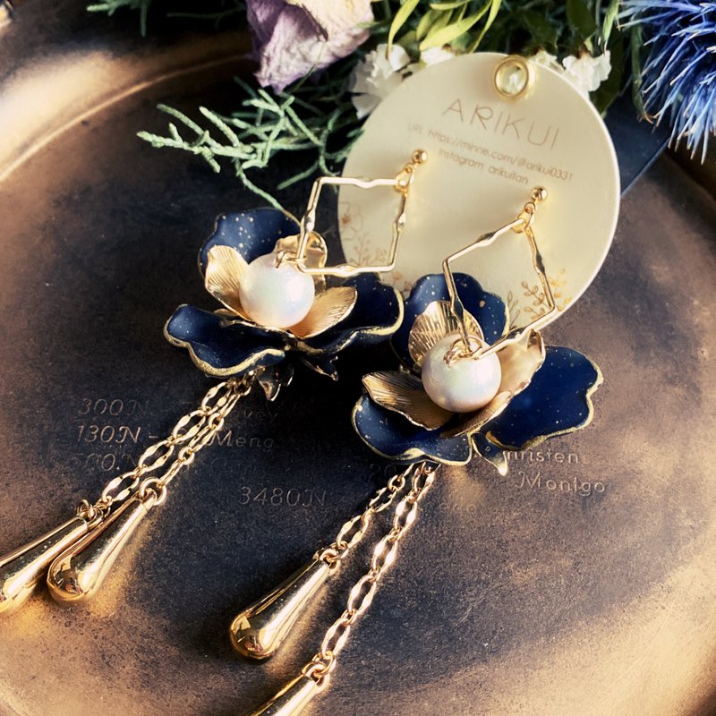 beyond Eden 手染大花耳饰 沉稳绀蓝 - 耳环/耳夹 - 塑料 蓝色