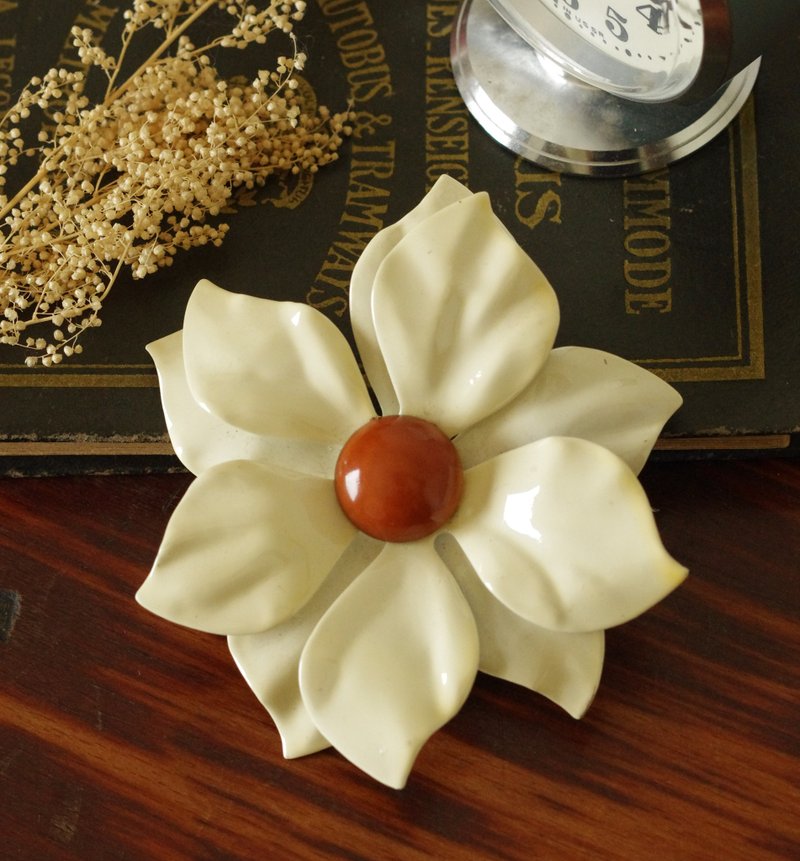 老又好古董珠宝 Vintage 白珐琅双色大花别针 B2075 - 胸针 - 其他金属 金色