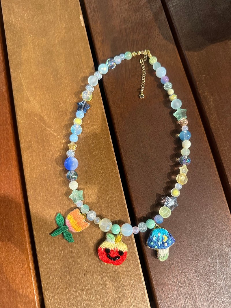 老苹果蘑菇郁金香刺绣串珠短项链 - 项链 - 绣线 红色