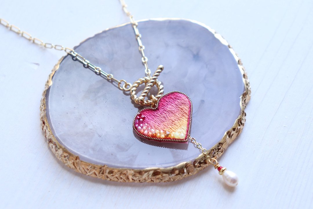 Pink heart necklace 24k gold with pearl / toggle chain/ embroidery heart - 项链 - 绣线 粉红色