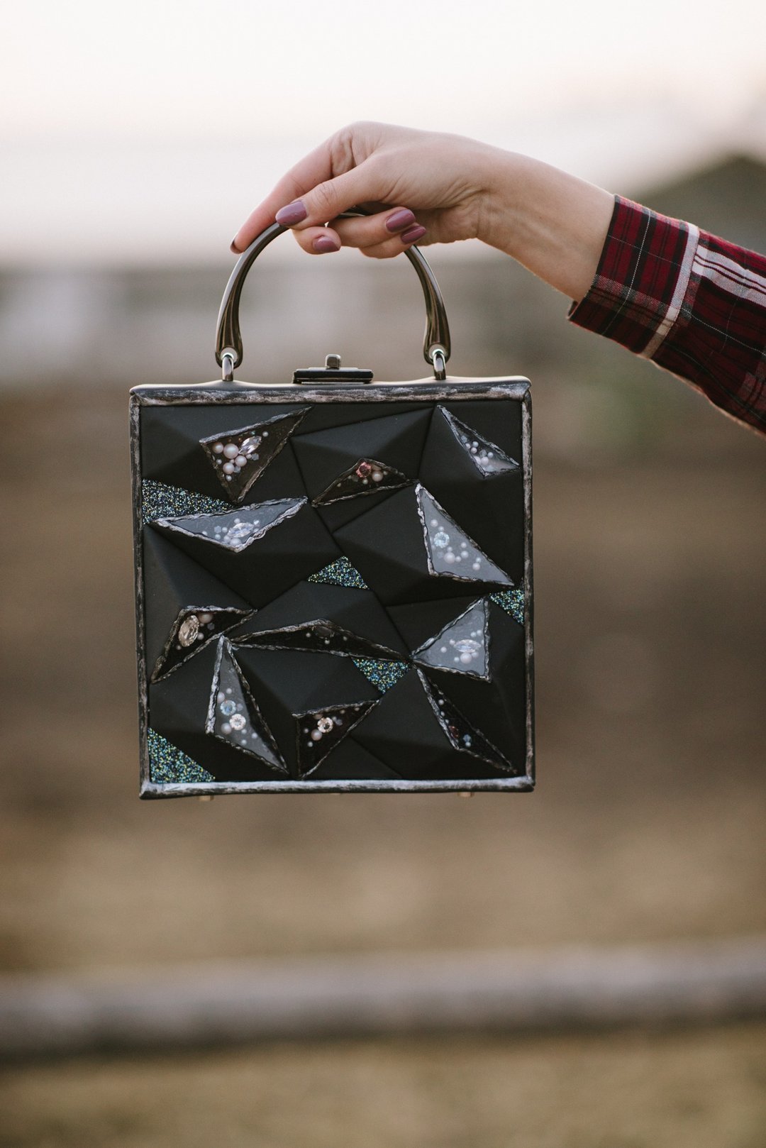 Designer square black bag with a handle - 手提包/手提袋 - 其他材质 黑色