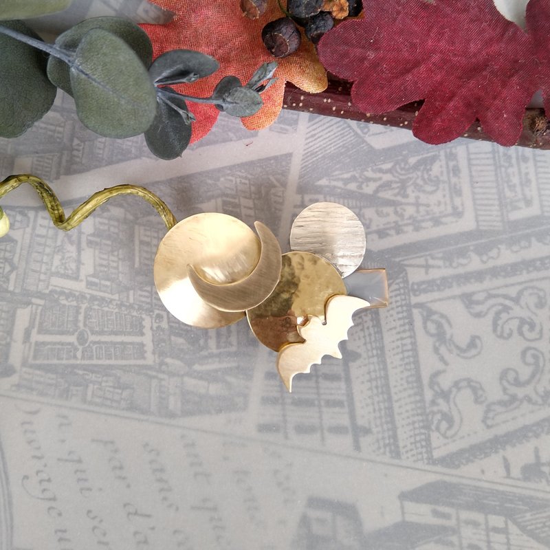 Brass moon and bat mini hair clip autumn halloween - 发饰 - 铜/黄铜 金色