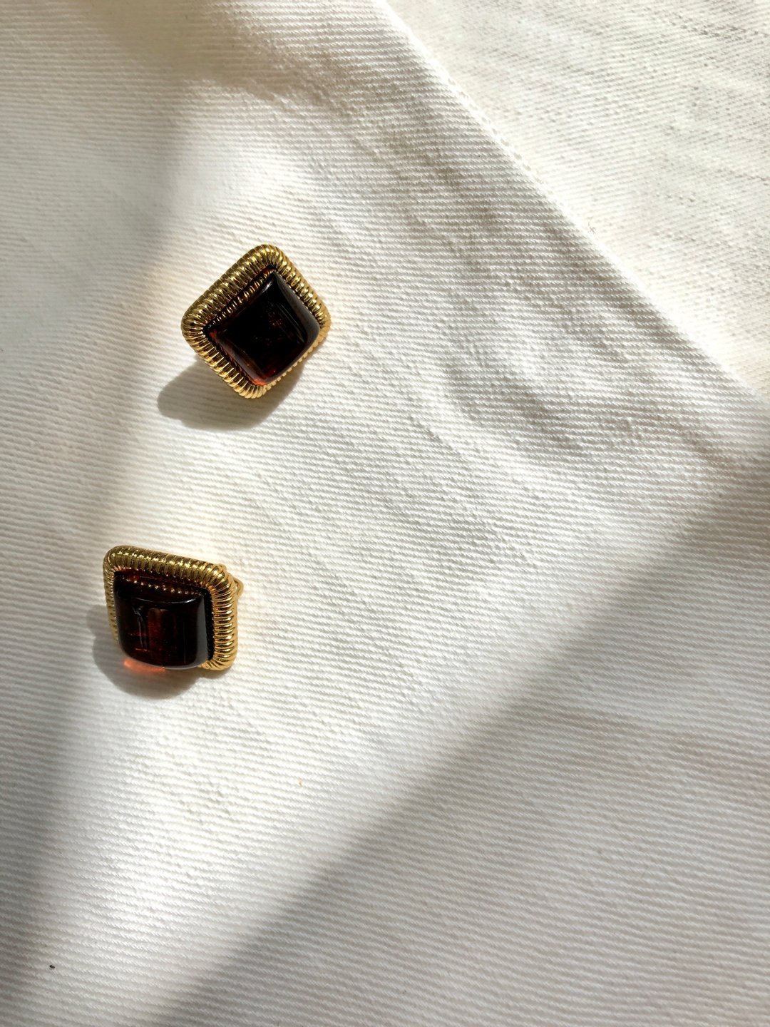 Vintage Squared Gold Ear Clips with Red Gem - 耳环/耳夹 - 贵金属 金色