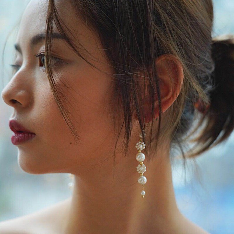 爱的耳环 耳夹 LOVED EARRING 08 | 14k注金 编织花朵 施华洛水晶 - 耳环/耳夹 - 其他材质 白色