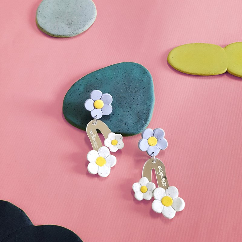 偶数花朵系列 耳环 - 镜射 花朵 压克力 小白花 ( 耳针 / 耳夹 ) - 耳环/耳夹 - 粘土 白色