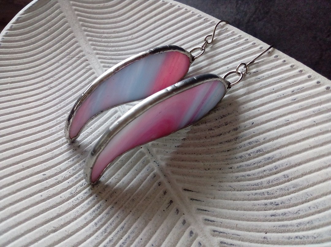 Pink blue glass earrings. stained glass tiffany leaf. wavy curve cute earrings. - 耳环/耳夹 - 玻璃 粉红色