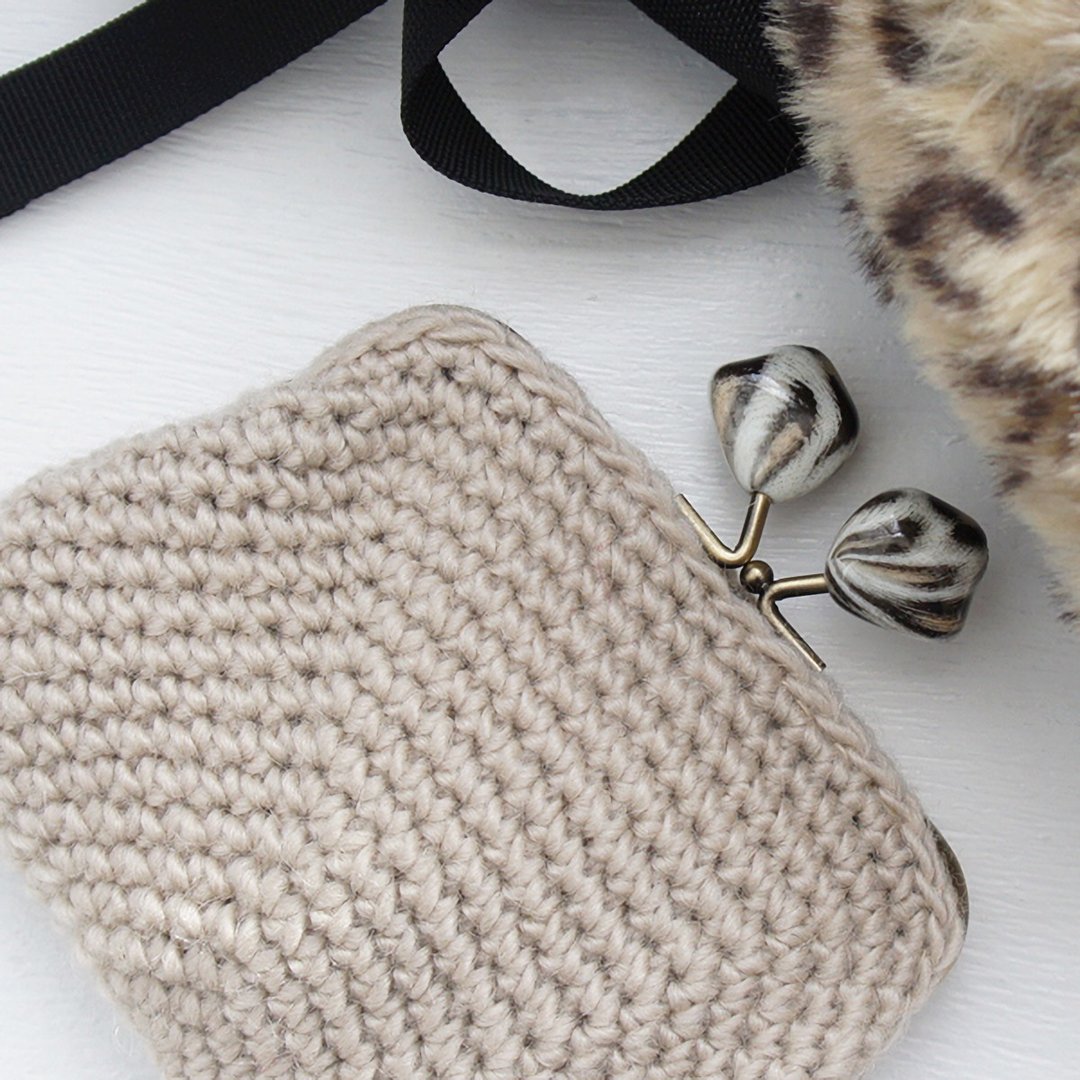 Ba-ba handmade Crochet square pouch No.C1386 - 化妆包/杂物包 - 其他材质 咖啡色