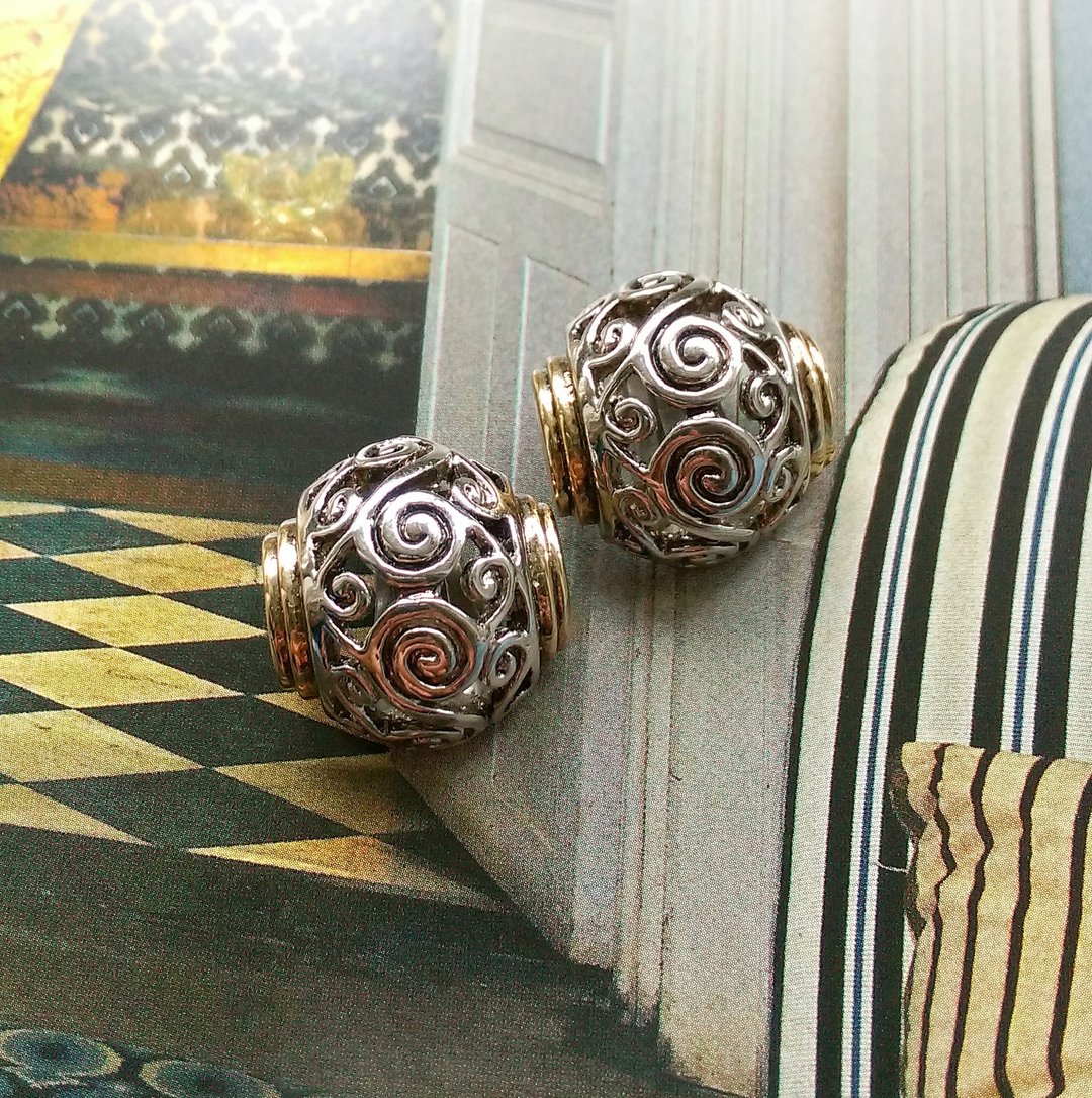 西洋古董饰品。 冷色调 立体 恶魔果实 夹式耳环 - 耳环/耳夹 - 其他金属 白色