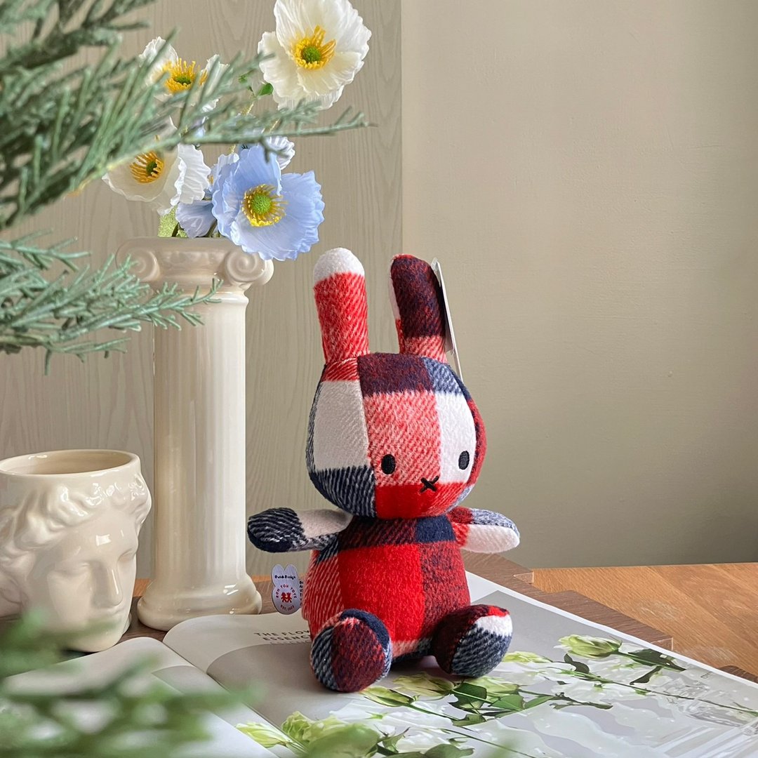 BON TON TOYS Miffy米菲兔填充玩偶23CM- 红蓝格 - 玩偶/公仔 - 聚酯纤维 多色