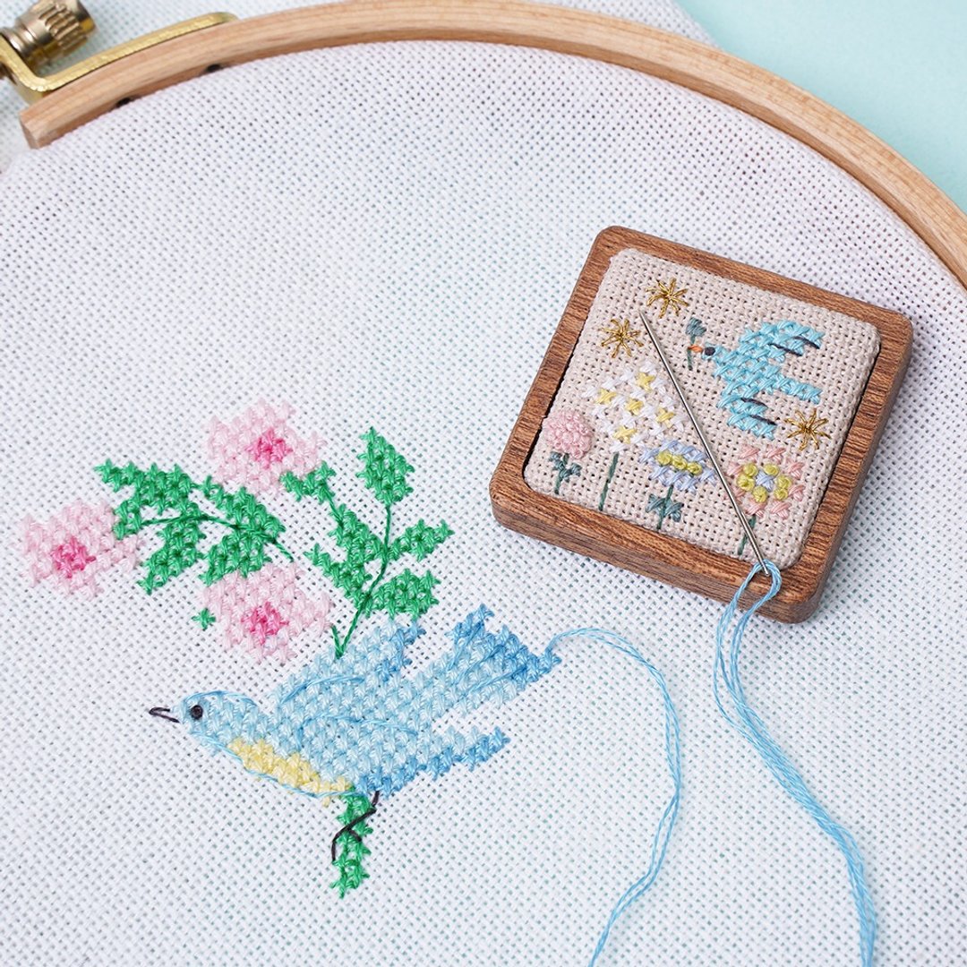 【花园字母吸针器】十字绣工具 手作材料包 吸铁磁铁 | XiuCrafts - 编织/刺绣/羊毛毡/裁缝 - 木头 多色