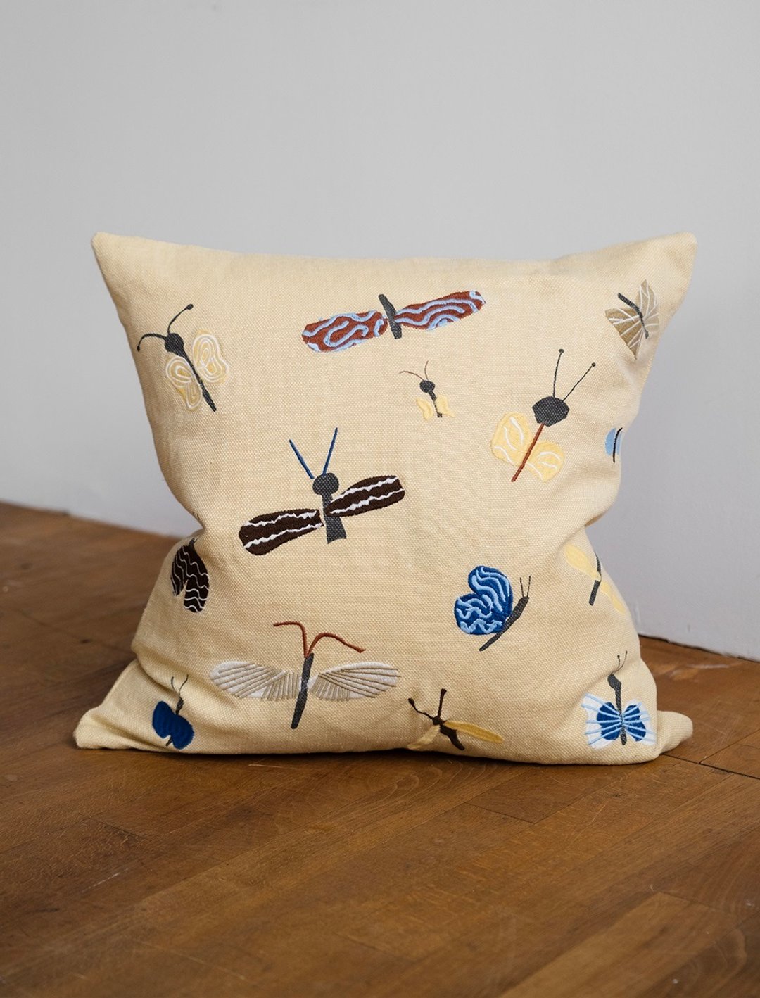 北欧设计师款- 刺绣抱枕套 SLÄNDA  CUSHION COVER 昆虫蝴蝶蛾 - 枕头/抱枕 - 棉 黄色