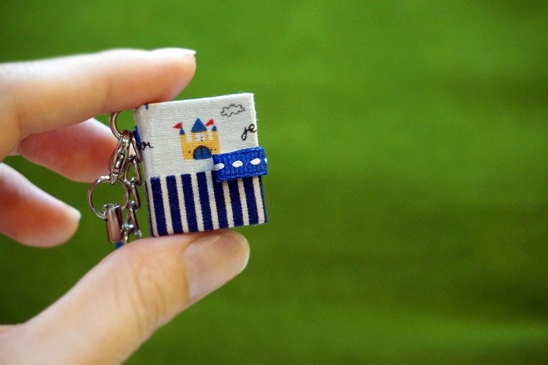 〔迷你相本吊饰钥匙圈 - 姆指相本〕 定制相本 / 袖珍相本 / 回忆相本 / 生日礼 / 情人节 / 弥月周岁 - 钥匙链/钥匙包 - 其他材质 多色