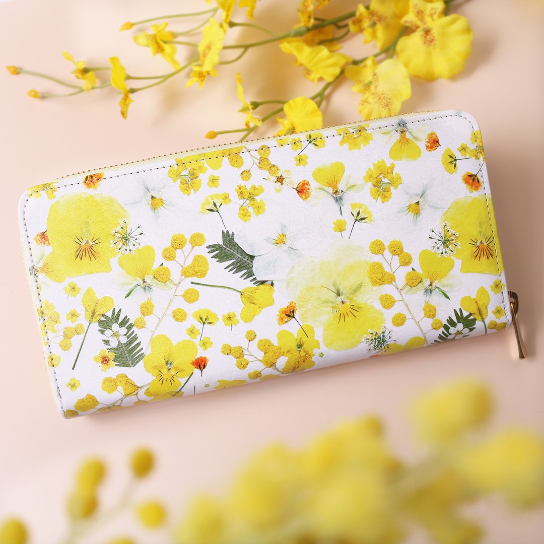 Mimosa &amp; Rape blossoms &amp; Viola pattern pressed flower leather wallet - 皮夹/钱包 - 真皮 黄色