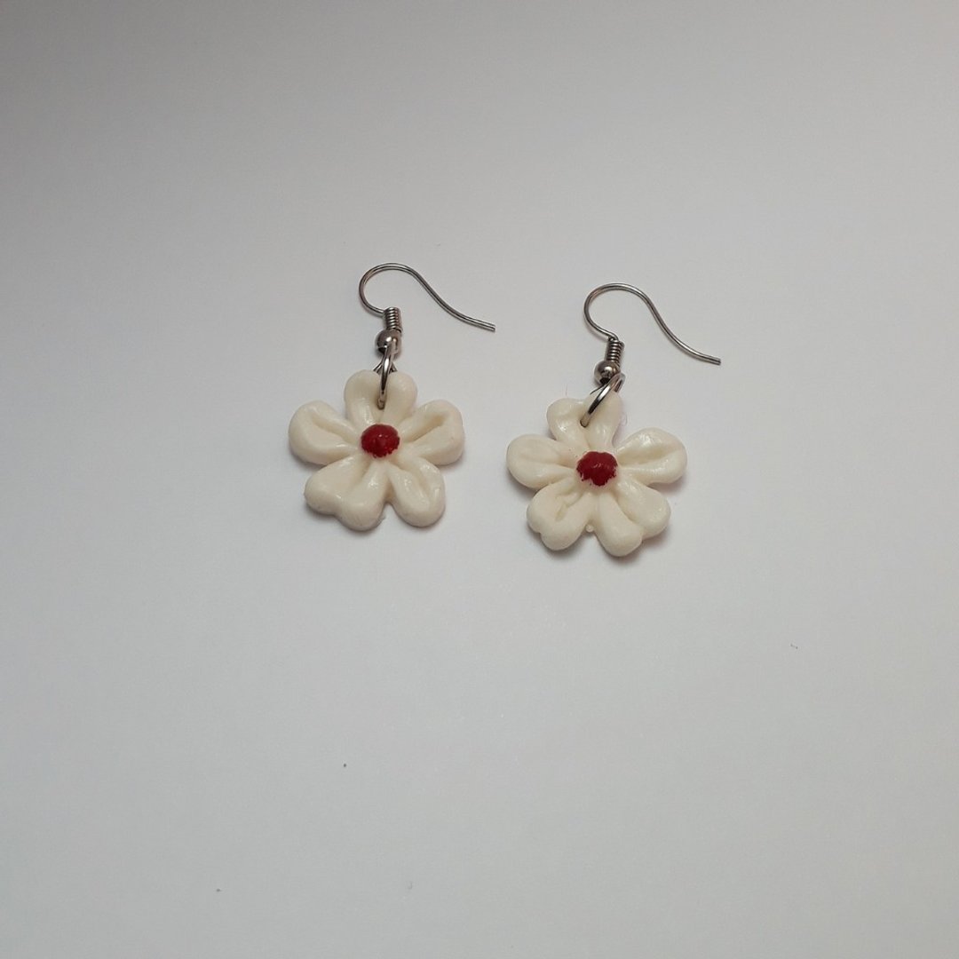White flower Earring Handmade Air Dry Clay Eco Friendly Stainless Wire Hook - 耳环/耳夹 - 粘土 白色