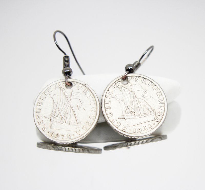 Tiny Coin Earrings Ancient Coin Jewelry Mini Coin Earrings Coin Drop Earrings - 耳环/耳夹 - 其他金属 