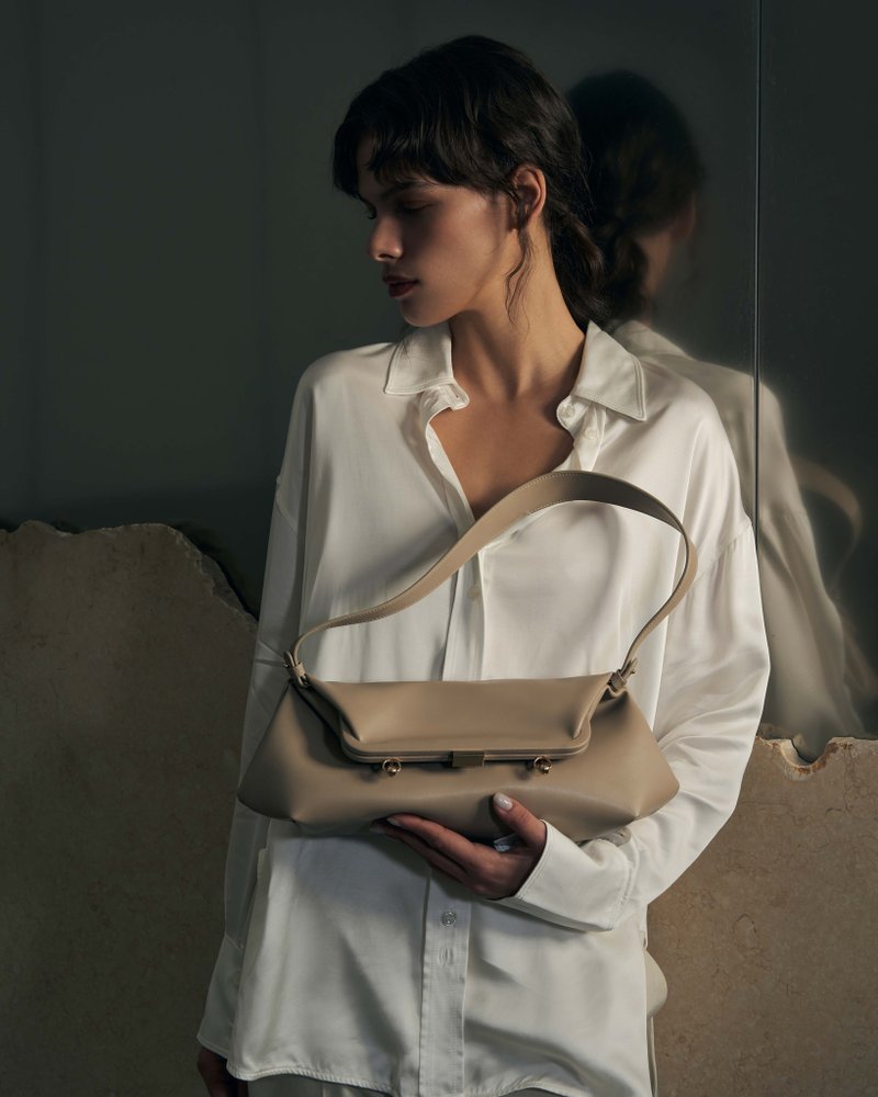 Canna Bag 玉米基纯素皮革 手拿包 腋下包 斜背包 米色 - 手提包/手提袋 - 人造皮革 卡其色