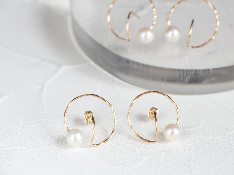 14kgf-double circle pearl pierced earrings Impossible earrings - 耳环/耳夹 - 贵金属 金色