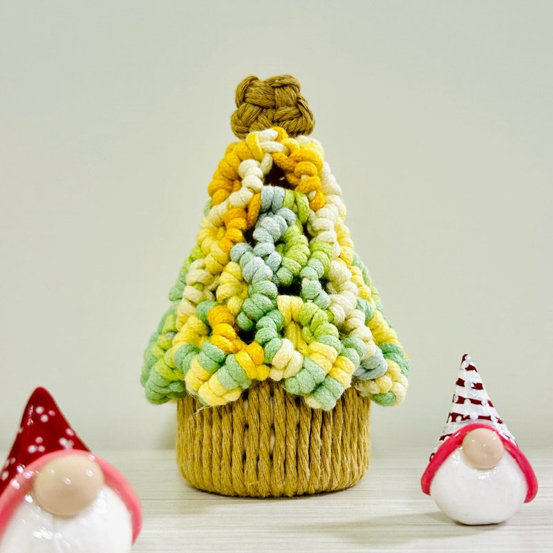 【手工制作】钩针圣诞树 耳环陈列 圣诞摆设 附圣诞灯串１条 - 摆饰 - 棉．麻 多色