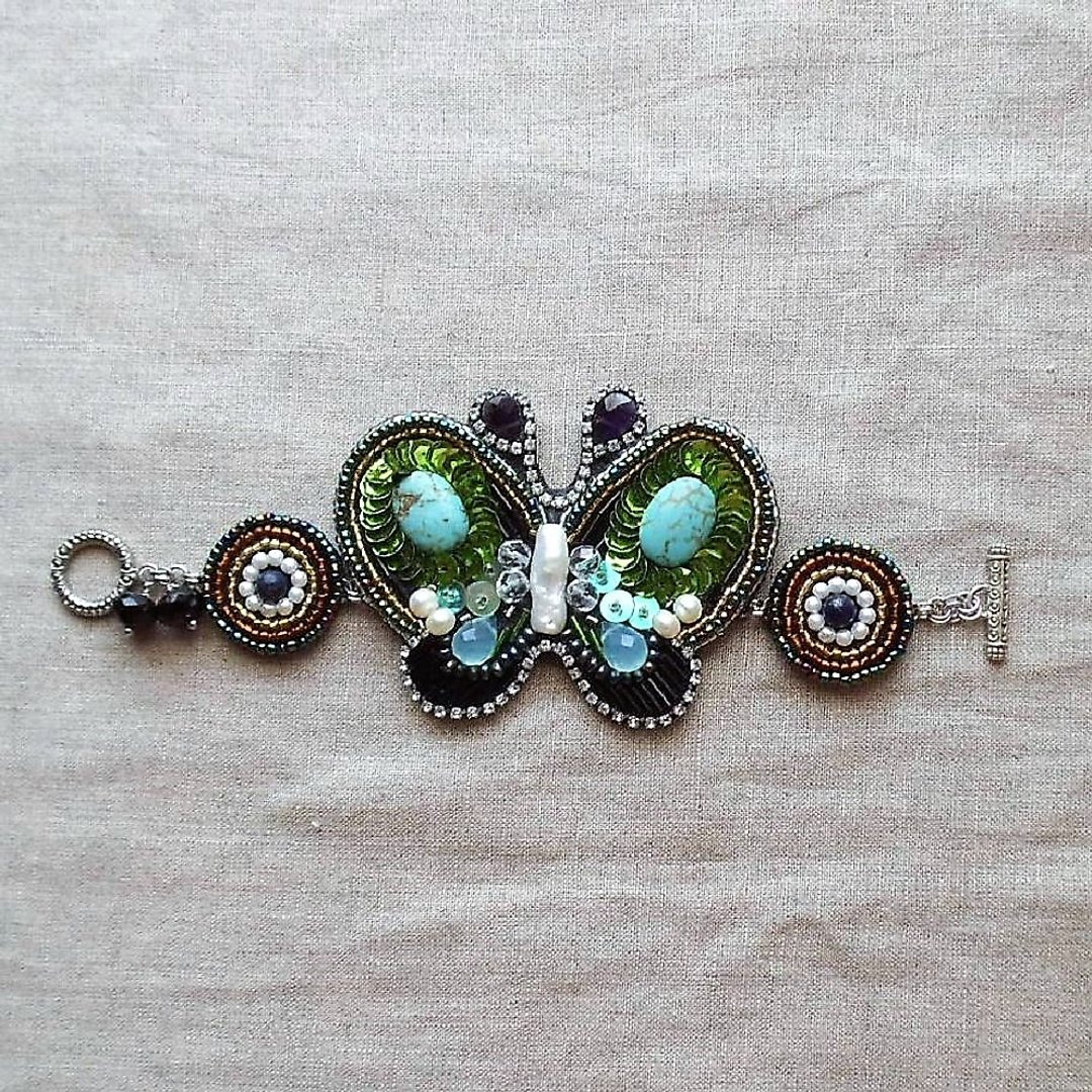 [Beads embroidery] Butterfly and round motif bracelet - 手链/手环 - 其他材质 绿色