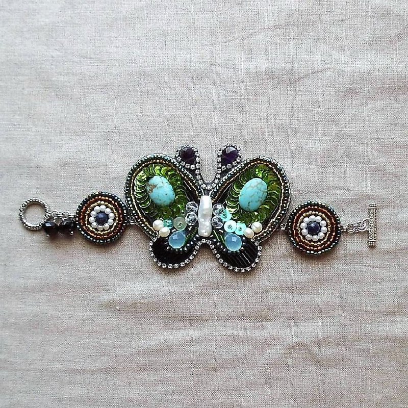 [Beads embroidery] Butterfly and round motif bracelet - 手链/手环 - 其他材质 绿色