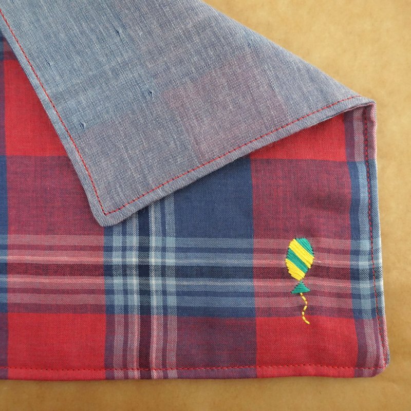 Hand embroidered quadruple gauze handkerchief "Ballon 4" - 其他 - 绣线 红色