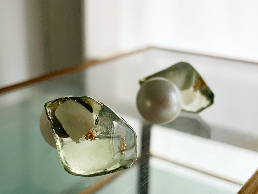 2WAY: [June birthstone] White moonstone stud earrings that bring a good edge - 耳环/耳夹 - 树脂 绿色