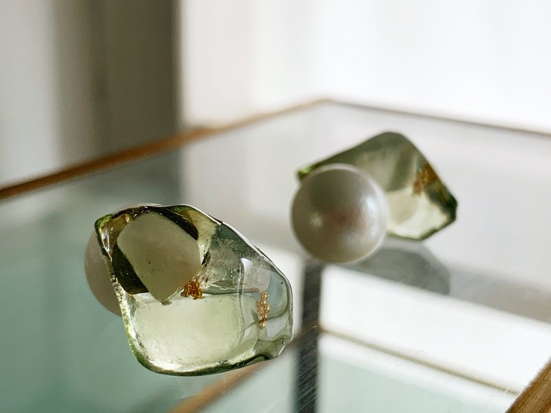 2WAY: [June birthstone] White moonstone stud earrings that bring a good edge - 耳环/耳夹 - 树脂 绿色