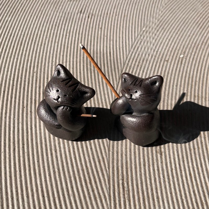 托腮猫猫 / 线香立 / 陶偶 / 约 3* 3.5* 5.5 cm - 香薰/精油/线香 - 陶 黑色