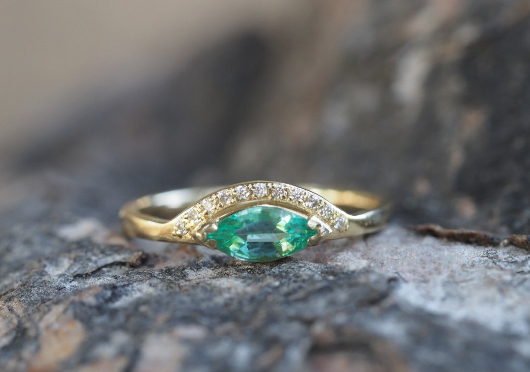 14 kt gold ring with emerald and diamonds. - 戒指 - 贵金属 金色