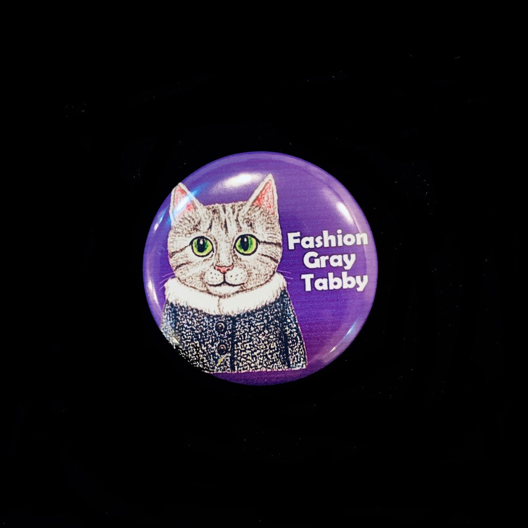 手绘插画小胸章小徽章别针 | 时尚猫狗~灰色虎斑猫 - 徽章/别针 - 其他金属 