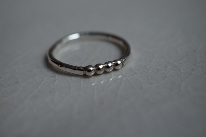 敲纹圆珠戒 | 封闭围 - 戒指 - 纯银 